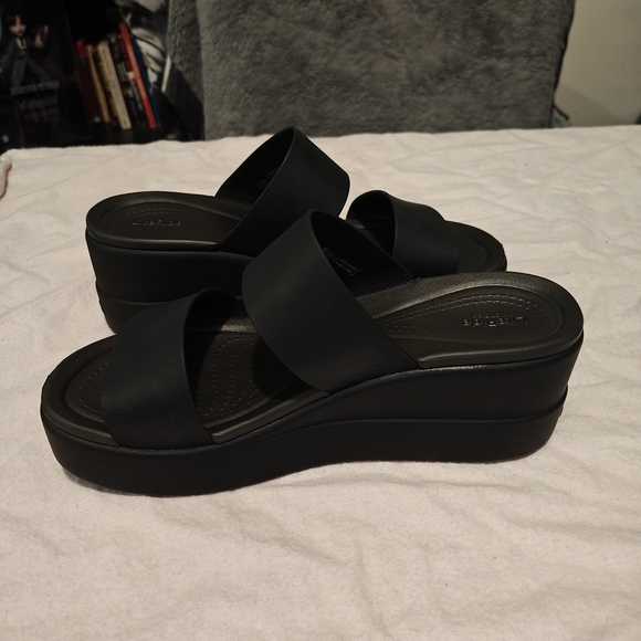 Crocs Brooklyn Black Women's Platform Sandals - Picture 6 of 8
